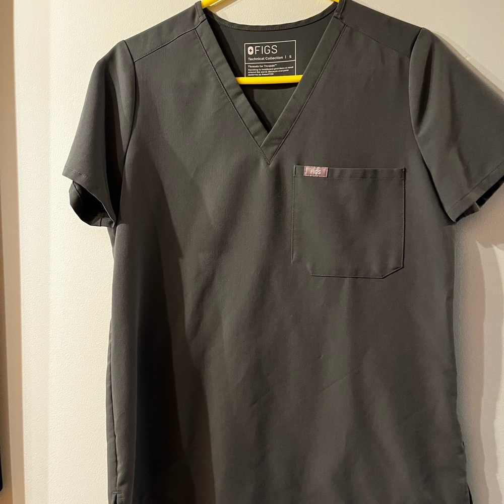 Figs one pocket top